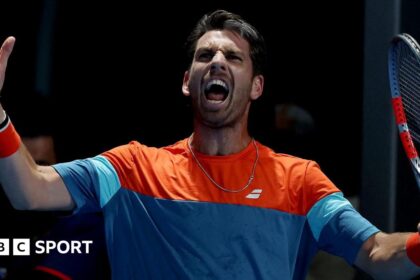 'Unreal' crowd carries last Briton standing Norrie