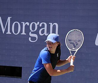 Iga Swiatek reaches Australian Open 3rd round with quick win