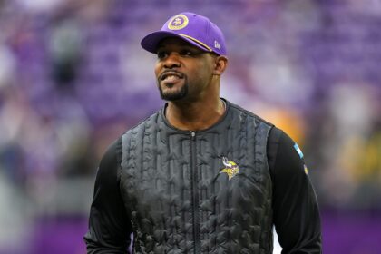 Vikings extend Brian Flores' contract as defensive coordinator despite head coaching interviews