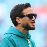 Chargers hire former Dolphins head coach Mike McDaniel as offensive coordinator