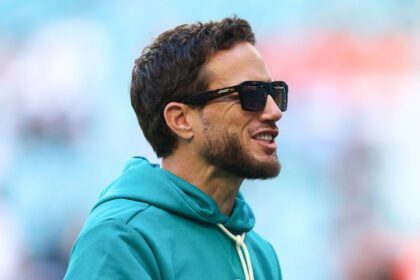 Chargers hire former Dolphins head coach Mike McDaniel as offensive coordinator