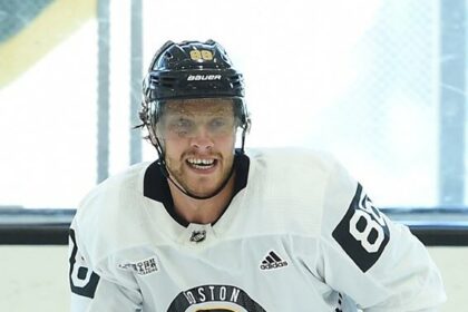 David Pastrnak lifts red-hot Bruins past Predators in OT