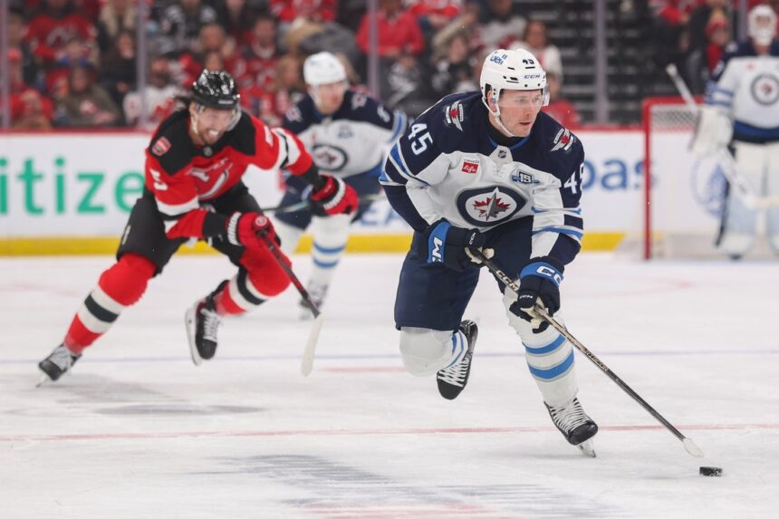 Big second period powers Jets to victory over Devils