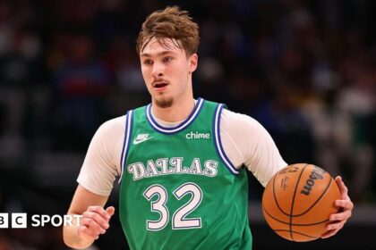 Mavericks teenager Flagg breaks 46-year NBA record