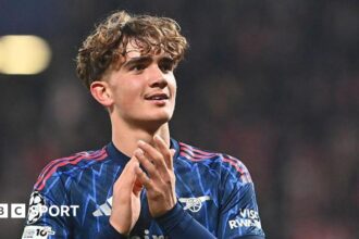 Arsenal teenager Dowman signs pre-contract agreement