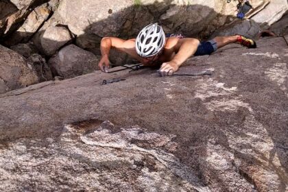 Lindsey Vonn crashes, limps away at final pre-Olympics run