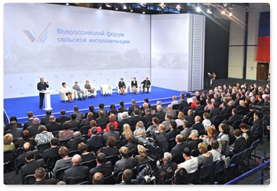 Littler misses nine-darter and survives match dart in HUGE Masters scare