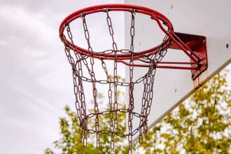 Alexander Volkanovski fends off Diego Lopes, retains featherweight title