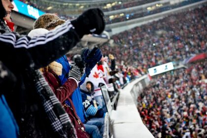 Lightning pull off historic comeback in Stadium Series game vs. Bruins