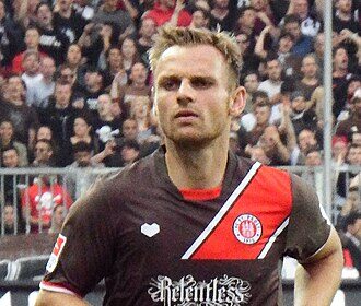 Sources: Reds land slugger Suarez with $15M deal