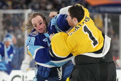 Lightning, Bruins goalies fight during Stadium Series matchup