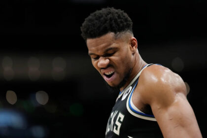 Bucks reportedly keeping Giannis Antetokounmpo with hours to go before NBA trade deadline