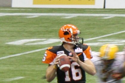 Sources: Bucks to keep Giannis through deadline