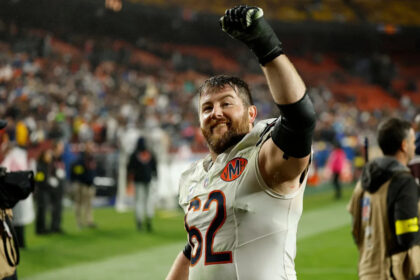 Bears LG Joe Thuney wins Protector of the Year award
