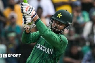 Pakistan start T20 World Cup with jittery win