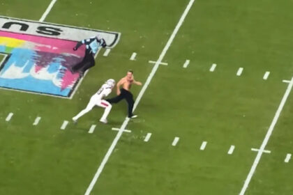 Video shows Patriots' Kyle Williams chasing Super Bowl intruder