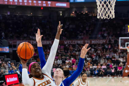 Justice Carlton leads Texas to victory over Kentucky with 17 points