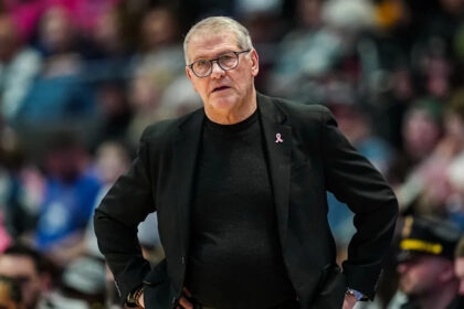 Geno Auriemma ties Tara VanDerveer for most AP Top 25 appearances as UConn stays No. 1