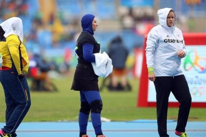 Rhodes stays in hunt, two off lead at Women's World Championship