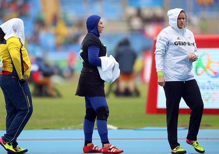 Rhodes stays in hunt, two off lead at Women's World Championship