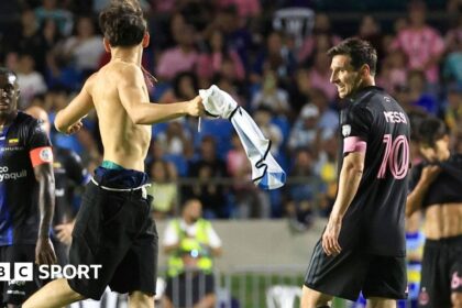 Messi tackled by pitch invader in Inter Miami game