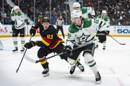 Stars crush Canucks for franchise-record 9th straight win