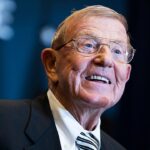 Legendary college football coach Lou Holtz dead at 89