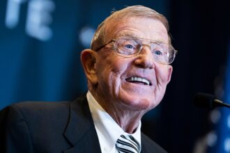 Legendary college football coach Lou Holtz dead at 89
