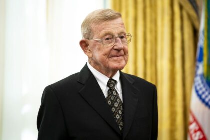 Championship coach, Notre Dame legend Lou Holtz dead at 89