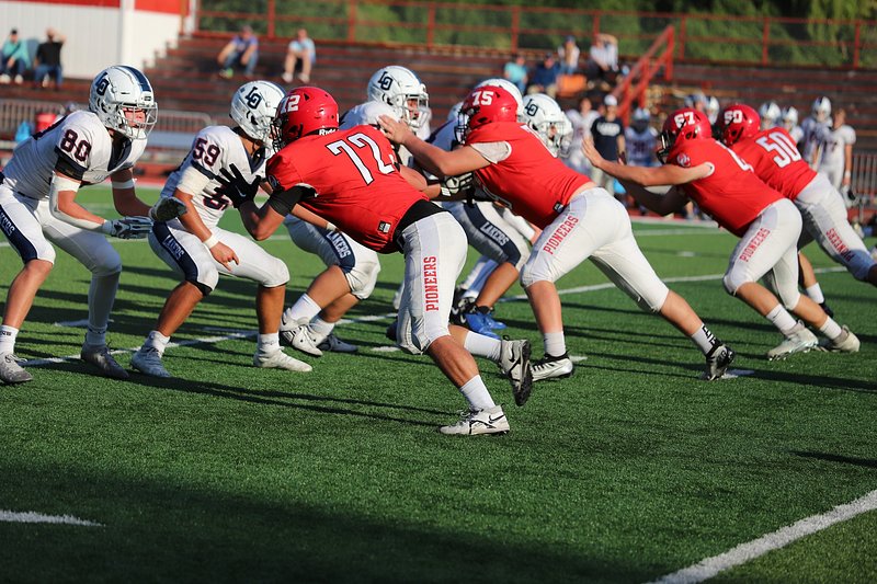 Lakers' LeBron James hurts elbow in loss to Nuggets