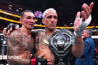 Oliveira dominates Holloway to win BMF title