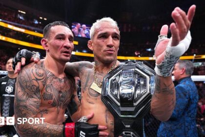 Oliveira dominates Holloway to win BMF title