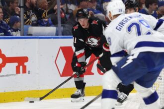 NHL roundup: Sizzling Sabres edge Lightning as teams total 15 goals