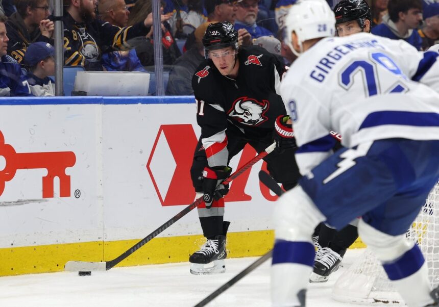 NHL roundup: Sizzling Sabres edge Lightning as teams total 15 goals