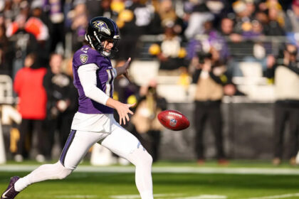 Giants agree to three-year deal with P Jordan Stout