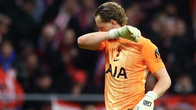 Spurs replace keeper Kinsky in 17th minute after horror start