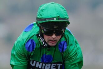 De Boinville & Queally shake hands after 'racial slurs' accusation