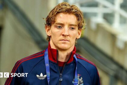 Howe defends Gordon after Shearer and Keane criticism