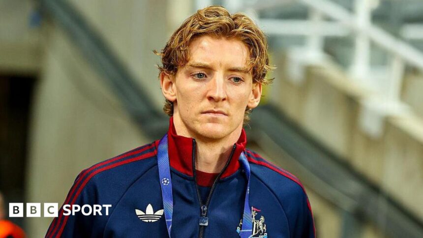 Howe defends Gordon after Shearer and Keane criticism