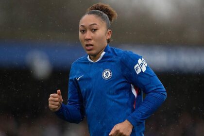 England's James signs new contract with Chelsea