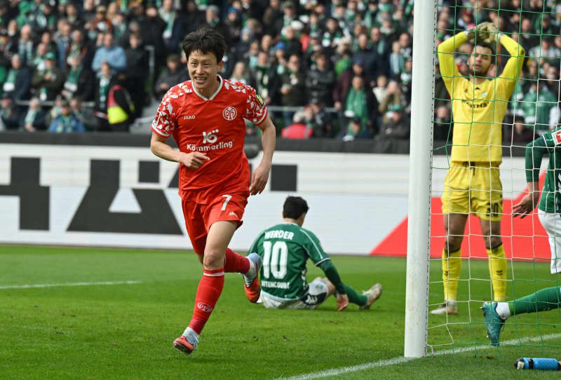 Mainz win at lowly Bremen to ease relegation fears