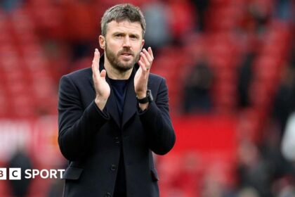 Rooney calls for Carrick to get permanent Man Utd job