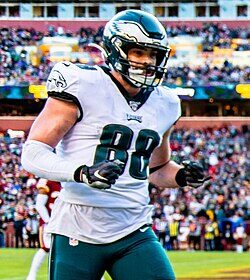 Sources: Goedert stays with Eagles on new deal