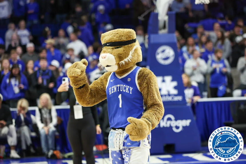 Monday Headlines: Kentucky Basketball NCAA Tournament Predictions Roundup