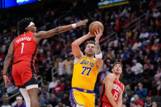 Doncic leads Lakers to a 100-92 victory over the Rockets for their sixth straight victory