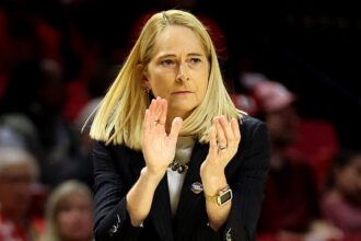 Maryland basketball coach has intense moment with player during March Madness game