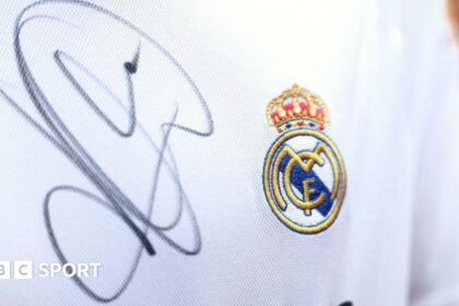 'Players are fed up' - are autograph hunters going too far?