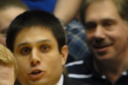 Charlotte hires former Cincinnati coach Wes Miller