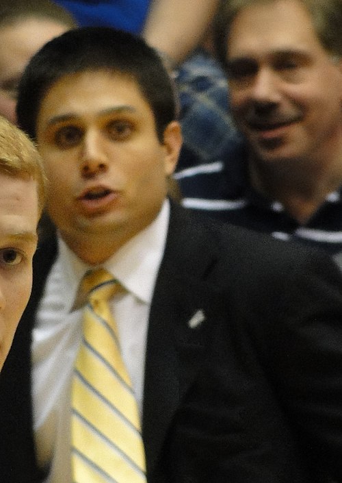 Charlotte hires former Cincinnati coach Wes Miller