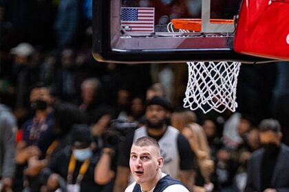 Nikola Jokic's late hoop lifts Nuggets past Suns